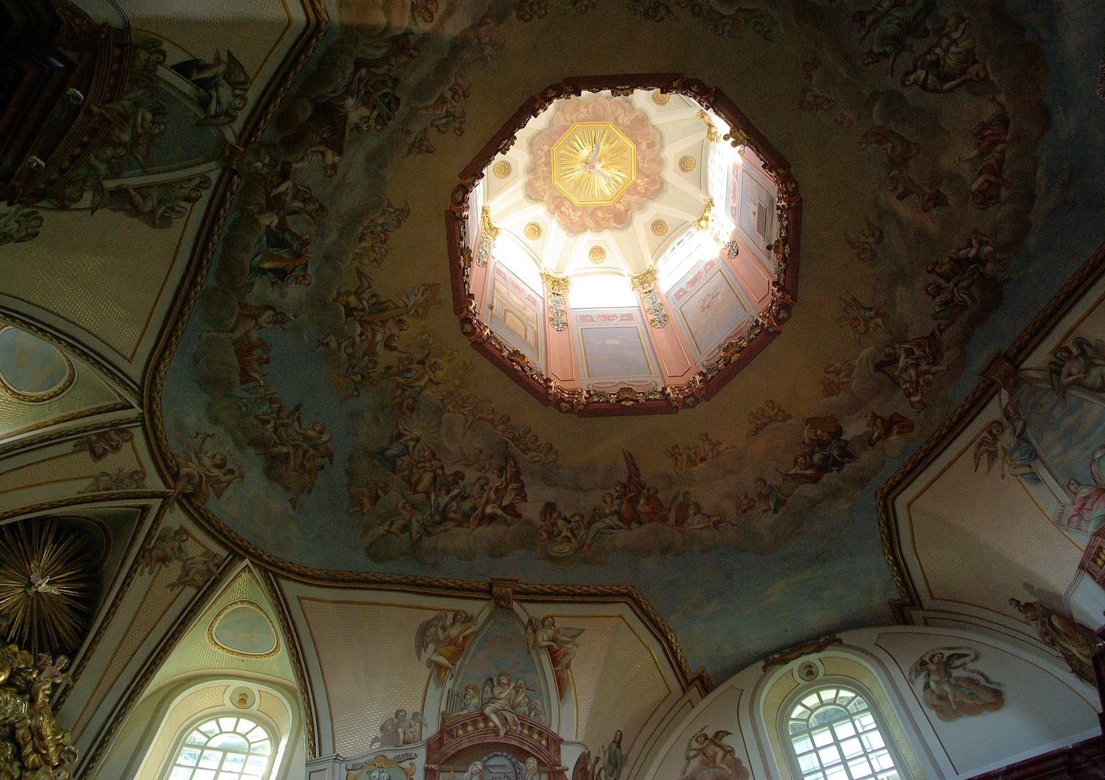 Interiér kostela Panny Marie Dobré Rady I.